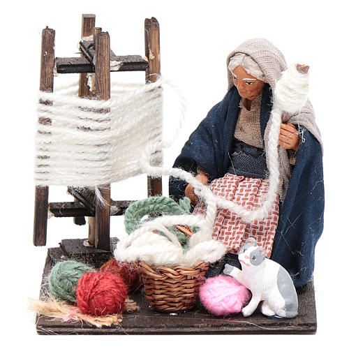 Femme qui file la laine avec chat 10 cm crèche Naples 1
