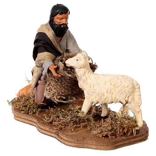 Kniender Hirte mit Schaf beim Futtern neapolitanische Krippe 12cm 2