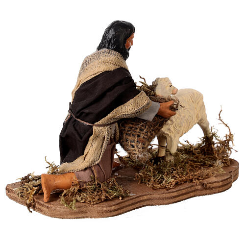 Pasterz klęczący karmiący owcę 12 cm szopka z Neapolu 3