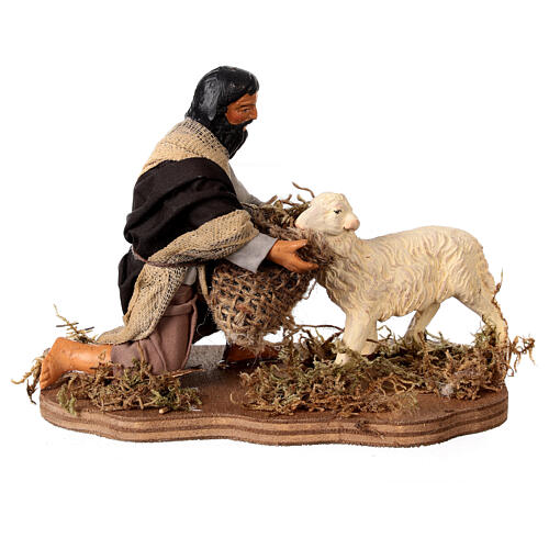 Pastor de joelhos que alimenta uma ovelha para presépio napolitano com figuras de 12 cm de altura média 1