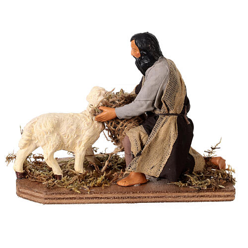 Pastor de joelhos que alimenta uma ovelha para presépio napolitano com figuras de 12 cm de altura média 4