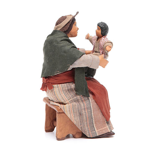 Matka siedząca bawiąca się z dzieckiem 14 cm szopka z Neapolu 4