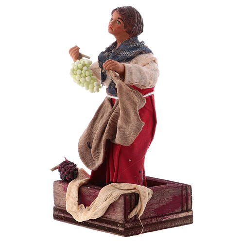 Donna mentre pigia uva 12 cm presepe napoletano 2