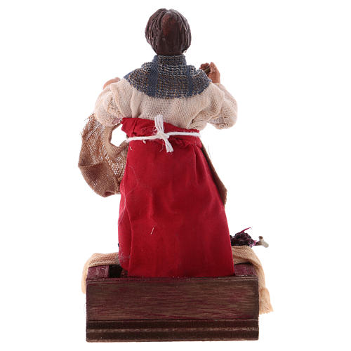 Donna mentre pigia uva 12 cm presepe napoletano 4