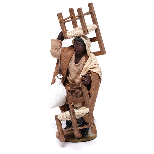 Ciemnoskóry z krzesłem na głowie i w ręku 12 cm szopka z Neapolu 3