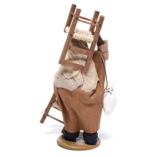 Ciemnoskóry z krzesłem na głowie i w ręku 12 cm szopka z Neapolu 5