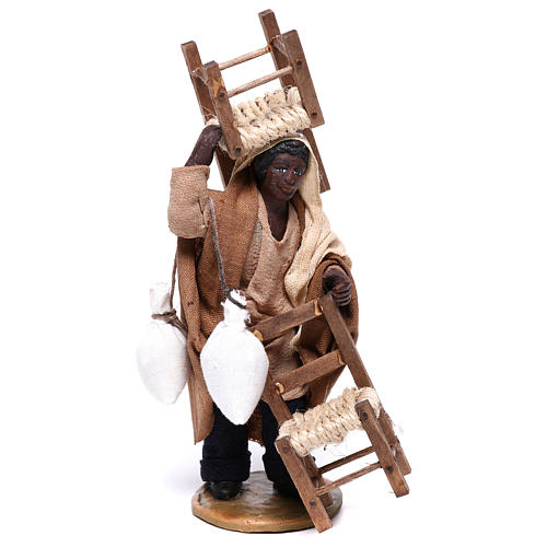 Homem negro com cadeiras na cabeça e na mão presépio napolitano 12 cm 1