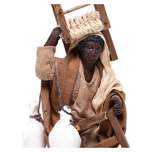 Homem negro com cadeiras na cabeça e na mão presépio napolitano 12 cm 2