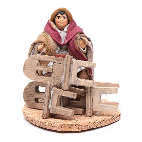 Hombre sentado acomoda sillas 8 cm belén napolitano