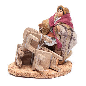Hombre sentado acomoda sillas 8 cm belén napolitano