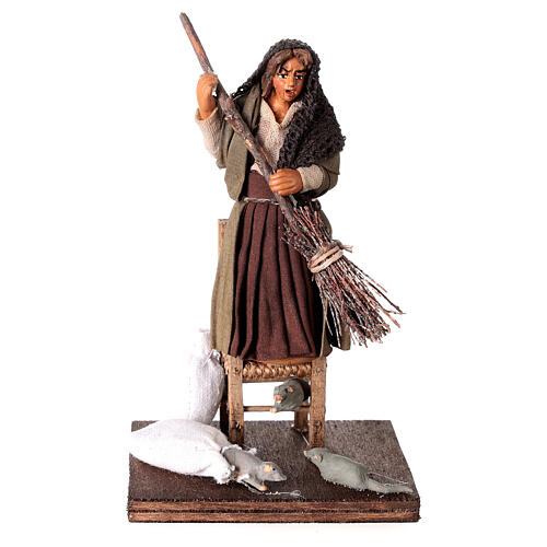 Donna che scaccia i topi 10 cm presepe napoletano 1