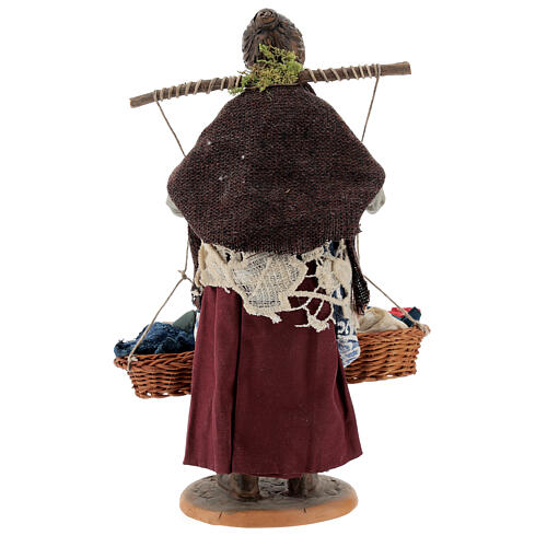 Donna con cesti di panni presepe napoletano 30 cm 5