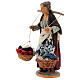 Donna con cesti di panni presepe napoletano 30 cm s3