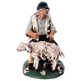 Pastor que tosquia a ovelha em terracota para presépio de Deruta com figuras de 18 cm altura média