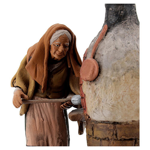Frau beim Backhofen für Krippe 18cm Terrakotta 2