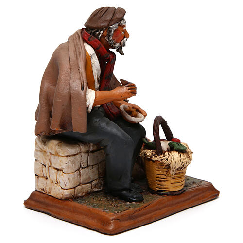 Rolnik siedzący z motyką do szopki, Deruta 30 cm, terakota 4