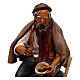 Rolnik siedzący z motyką do szopki, Deruta 30 cm, terakota s2