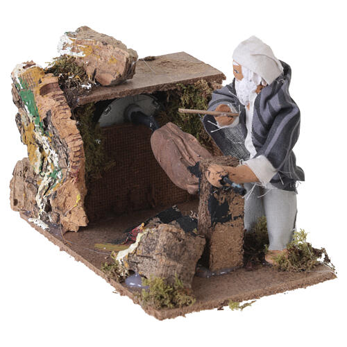 Homme au gril animé pour crèche 8 cm 3
