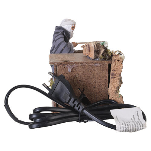 Homme au gril animé pour crèche 8 cm 4