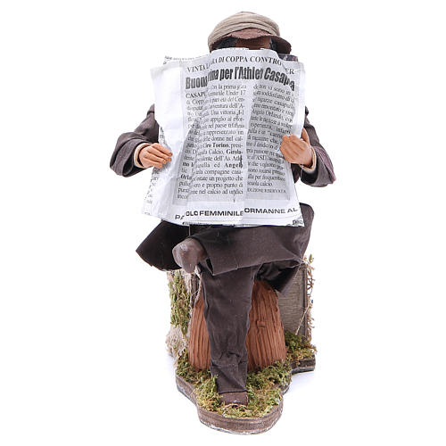 Mężczyzna czytający gazetę 24 cm poruszająca się scena szopki z Neapolu 1