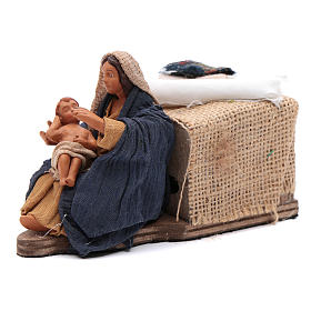 Mama głaszcząca dziecko siedząca 12 cm  z mechanizmem ruchu szopka z Neapolu