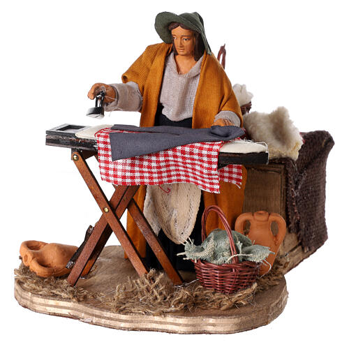 Donna in movimento mentre stira 12 cm presepe Napoli 2