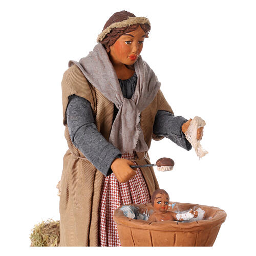Mujer lavando al niño movimiento Belén Napolitano 24 cm 2