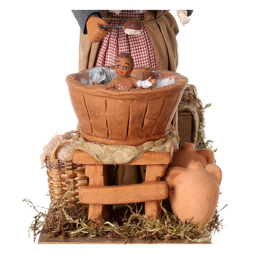 Donna che lava bimbo movimento presepe Napoli 24 cm 4