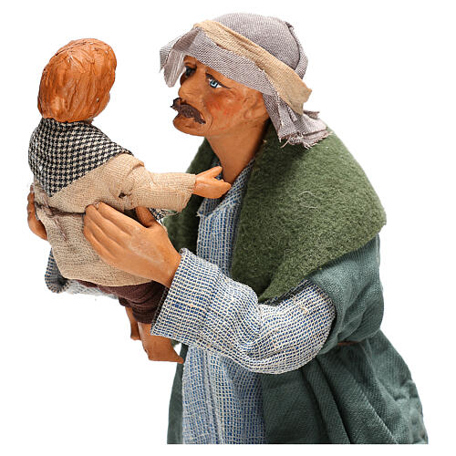 Pai levantando bebé nas mãos para presépio napolitano com figuras altura média 24 cm 2