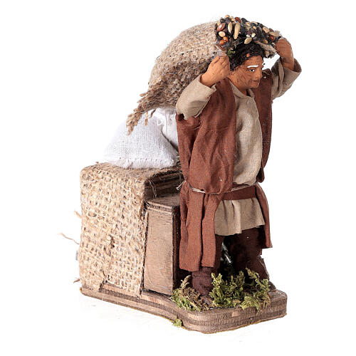 Moving shepherd with bags of seeds for Neapolitan Nativity Scene 10 cm 3