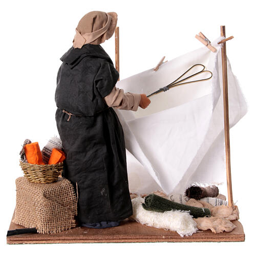 Moving woman beating the laundry for Neapolitan Nativity Scene 24 cm 5
