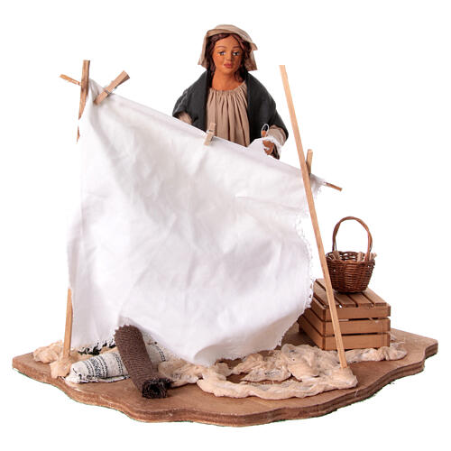 Kobieta rozwieszająca pranie ruchoma figurka, szopka z Neapoli 24 cm 3