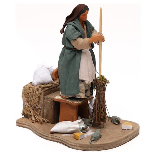 Animated woman driving away mice, 12 cm Neapolitan nativity 3