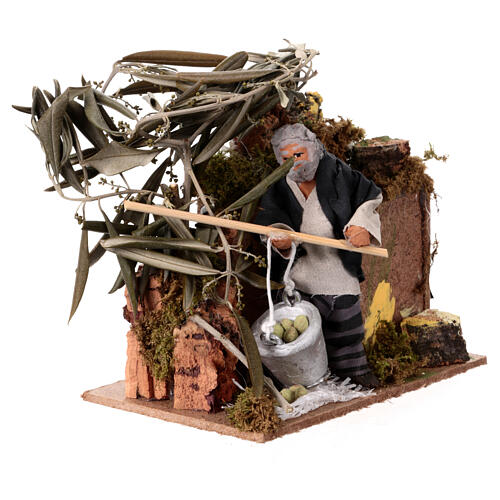 Mężczyzna zbierający oliwki, ruchoma figurka do szopki 10 cm, wym. 19X14X9 cm 3
