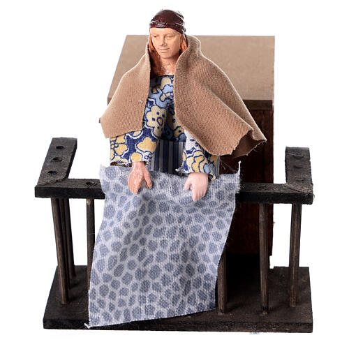 Mulher no balcão movimento roupas para presépio com figuras de 12 cm 1