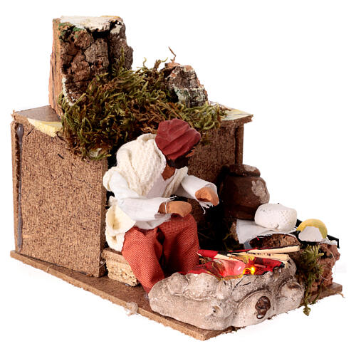 Uomo che si scalda le mani presepe 8 cm movimento 10x15x10 cm 3