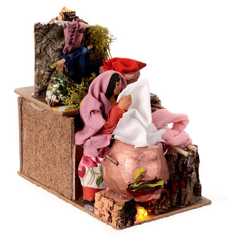 Kobieta pierze pranie w ruchu, 10 cm, światło LED, 15x15x10cm 3