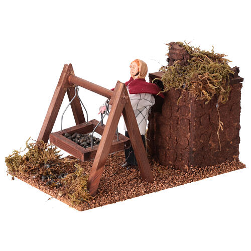 Kobieta z sitkiem do przesiewania grochu, w ruchu do szopki 12 cm 2