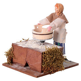Frau mit Mehlsieb – Krippenfigur im neapolitanischen Stil, mit Bewegungsfunktion, für 12 cm Krippe