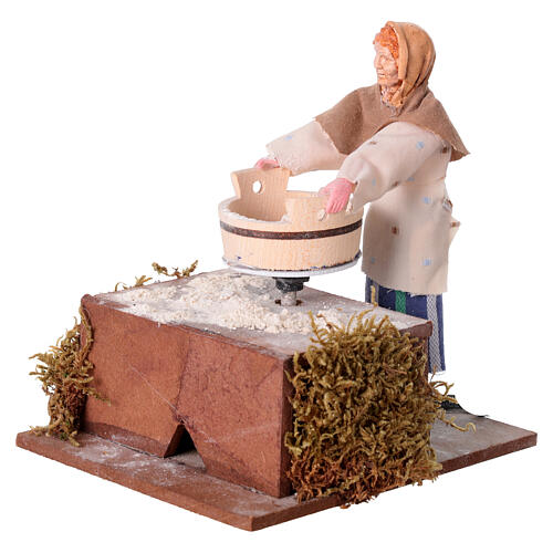 Femme tamisant la farine mouvement crèche 12 cm 2