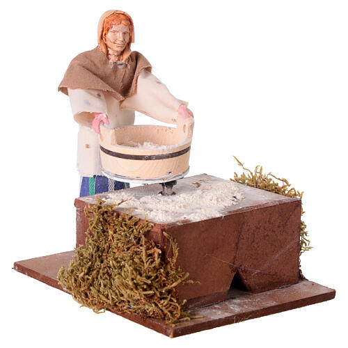 Kobieta z mąką, ruchoma figurka do szopki 12 cm 3