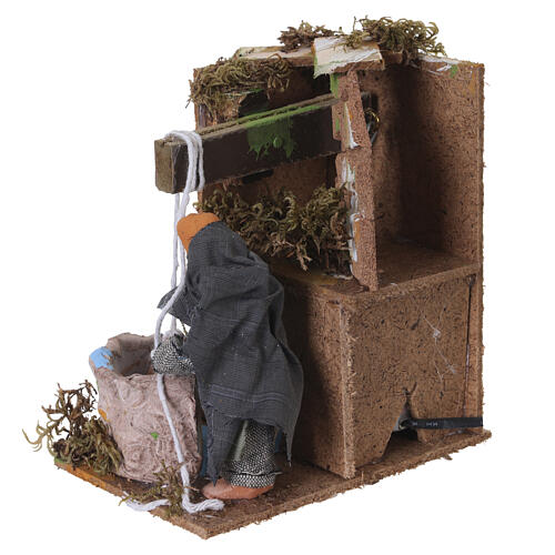 Donna al pozzo in movimento 15x10x15 cm per presepe da 10 cm 3