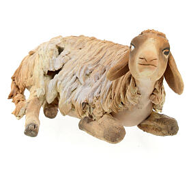 Schaf liegend, für 18 cm Krippe von Angela Tripi, Terrakotta