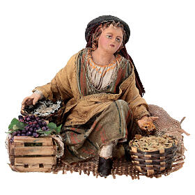 Mujer que vende uvas y cereales Belén 13 cm Angela Tripi terracota