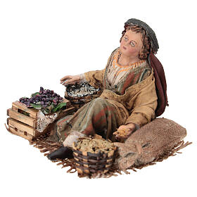 Mujer que vende uvas y cereales Belén 13 cm Angela Tripi terracota