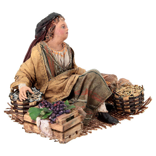 Mujer que vende uvas y cereales Belén 13 cm Angela Tripi terracota 3
