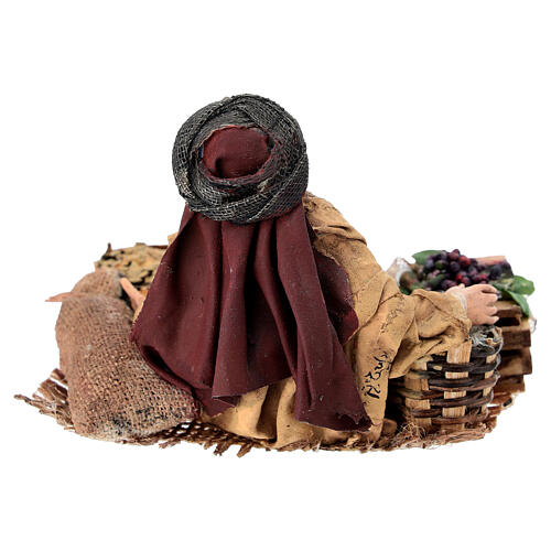 Mujer que vende uvas y cereales Belén 13 cm Angela Tripi terracota 4