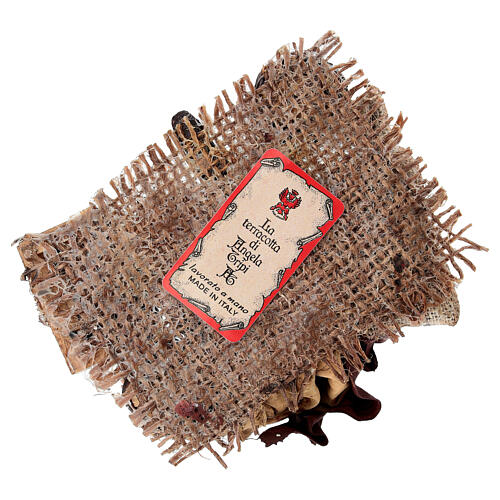 Mujer que vende uvas y cereales Belén 13 cm Angela Tripi terracota 5