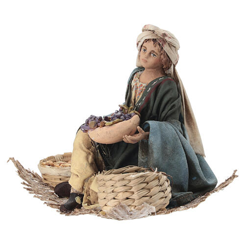 Mujer que vende uvas y cereales Belén 13 cm Angela Tripi terracota 2