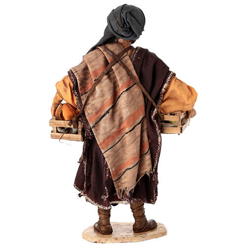 Hirte mit Gemüse, für 18 cm Krippe von Angela Tripi, Terrakotta 6
